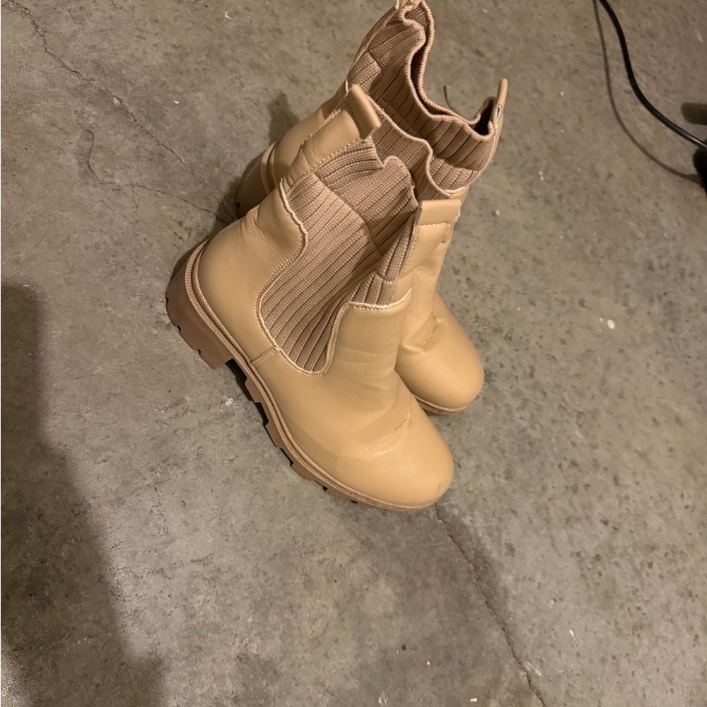 Neutral Tan Women's Chelsea Lug Boot